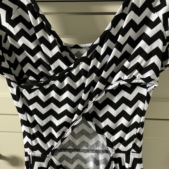 LA Hearts Women’s Black & White Chevron Skater Dress w/ Back Cut Out - Medium - Picture 3 of 5